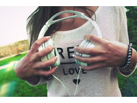 耳機沒壞聲音卻變小? 聽覺神經「休息太少」恐致失聰