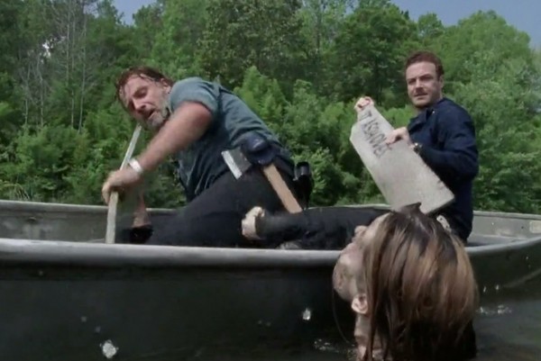 瑞克和亚伦寻找物资时遇到一大群「水鬼」.(图/翻摄自youtube)