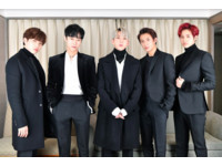 首爾直擊／B1A4摸黑訪問　孔燦打燈「暖助抄筆記記者」