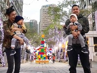 范范回家啦！黑人曬團圓照　飛飛翔翔O字嘴+舉小手嗨翻