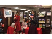 女兒摸裸背：你為什麼不穿衣服？　艾莉絲尷尬回應