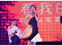 Selina見粉絲瘋狂尖叫　往前走：有沒有靠近你們一點？