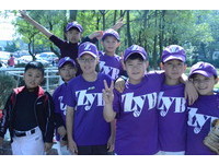 身穿紫色戰袍為義大化身　左營社區少棒學習團隊合作