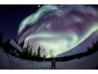 攝影師拍下加拿大黃刀鎮「風暴級極光」的魔幻演出