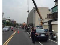粗心拖車駕駛掉落涵管 南市府東員警速管制交通