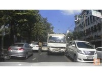 6輪卡車「有車就撞」！　失控毒蟲曼谷街頭毀36車
