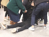 黃子韜機場昏倒緊急送醫！　全身癱軟坐輪椅臉色慘白