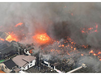 「像被空襲」...新潟大火猛燒11小時　吞噬140屋、700人撤離
