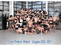 法國最狂畢業照！　高中生跟老師全裸拍攝「50道陰影」