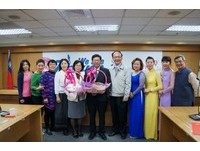 鄭文燦就任兩週年 新住民贈「包粽」