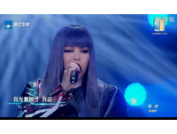 漏網/張惠妹筋骨超軟Q!高跟鞋長裙「一字踢腿」嚇傻觀眾