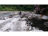 梵梵野溪遍地撒鹽「溪谷造雪景」　劇組讓宜蘭鄉親氣炸