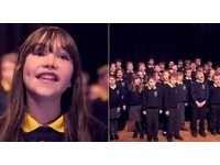 自閉症女童帶領同學獻唱名曲　感動300萬人：最美聖誕祝福