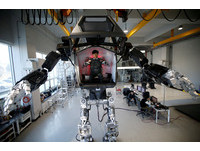 《阿凡達》軍團成真！　南韓造4公尺高巨型載人機器人