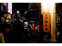 台南新美街夜間小市集！吃得到現烤仙貝、漂流者壽司