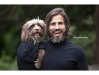 主人與狗穿情侶裝 煮飯騎馬洗澡做什麼都要黏一起