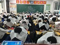 中學老師防作弊....讓全班「頭戴報紙」　網：有奔喪的fu