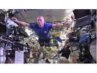 太空人在無重力下「假人挑戰」　網友瘋傳：史上最狂