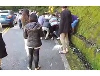 合歡山跨年...BMW撞壁輪胎卡水溝 大家捲衣袖暖心抬車