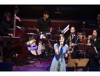 王若琳元旦凌晨3點開唱！　險在後台睡著「自甩巴掌」