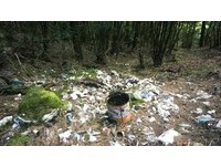 埋滿地廚餘、衛生紙塞營地　雪山挖出40年成堆垃圾達百斤