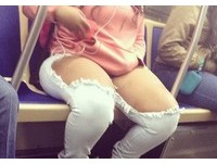 這件破褲的洞超大！　女搭地鐵「大腿到膝蓋肌膚」外露