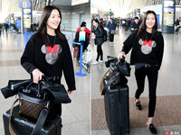 劉雯機場時尚穿卡通圖案好嗨!萌洩也是「米奇控」一員