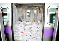 機捷測列車穩定度　搬2000沙包上車模擬滿載855人實況