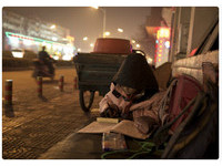 河南8歲女街頭賣爆米花　靠昏黃路燈寫作業