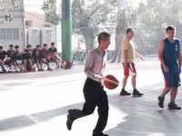 少年3對3籃球賽開幕戰　警六分局長帶隊尬球搏感情