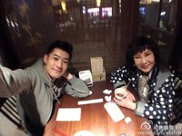 施易男：要當媽媽永遠的依靠！16天前母子慶生照成追憶