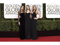 金球獎/史特龍絕美三千金現身!黑禮服露溝大展成熟風