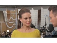 金球獎/娜塔莉波曼鮮黃色洋裝美翻!挺大孕肚搶好運