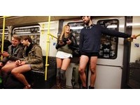 紐約4千男女內褲露出擠地鐵　「無褲日」乘客不知看哪才好