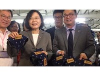 影/蔡英文收禮物喜孜孜! 大秀超可愛導盲犬領巾