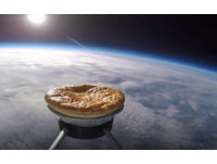 餡餅送上30公里高空　科學家：想知道掉下來會烤幾分熟