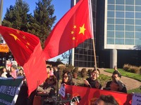 影/糗!陸人士舉「倒五星旗」 舊金山飯店抗議蔡英文