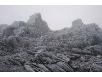 急凍！「銀白霧淞」覆蓋玉山　氣象局：明晨前有機會降雪