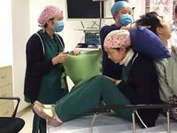 背部當軟墊..穩托病患不敢動 女護理師:雙腿沒感覺了