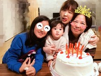 咘咘幫逆齡外婆慶生 Q臉沾奶油露燦笑超療癒~