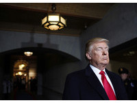 臭臉成焦點！川普「肅穆神情」出場　鄉民：是在不屑啥？