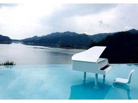 夢幻純白水上鋼琴！苗栗「湖畔仙境」美到想無限放空