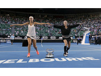 澳網／珊德絲、莎伐洛娃後來居上　澳網女雙奪冠