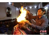超狂難民營美髮師！只用「噴射火焰」就能燙直客人頭毛