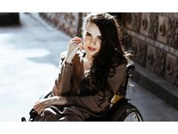23歲「輪椅女模」打破時尚界規則！伸展台上展自信笑容