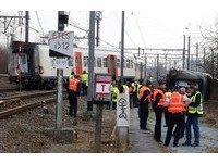 快訊／比利時火車出軌1死27傷　車廂翻覆乘客遭甩飛