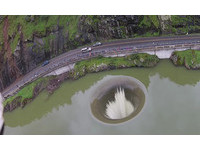 久旱後終於降暴雨　加州湖泊出現「巨型黑洞」