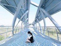 「空中鐵橋」拍歐美風隨性照　舊鐵道重生北港新地標