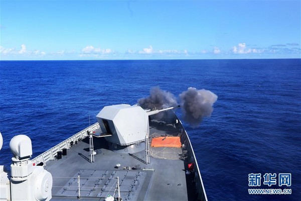 中國南海艦隊遠訓編隊進入東印度洋進行各式演練。圖為指揮艦長沙艦130毫米主炮進行火力射擊。（圖／翻攝自新華網）
