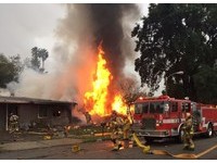 加州小飛機墜毀民宅區　至少4死2傷3失蹤！